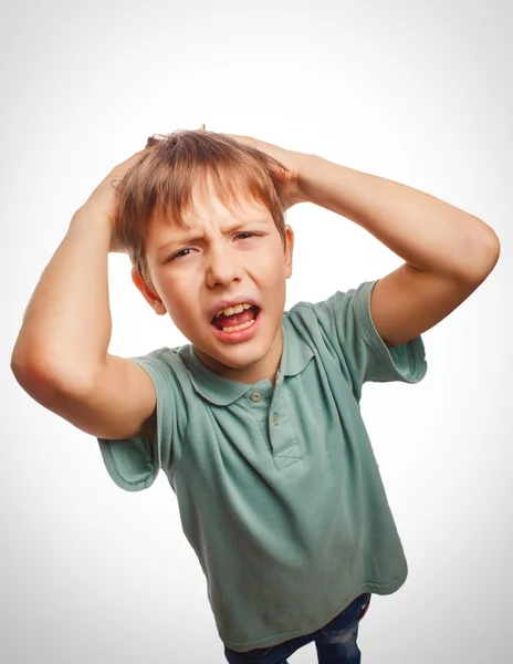 Bambino sconvolto ragazzo arrabbiato grido produce faccia malvagia — Foto Stock
