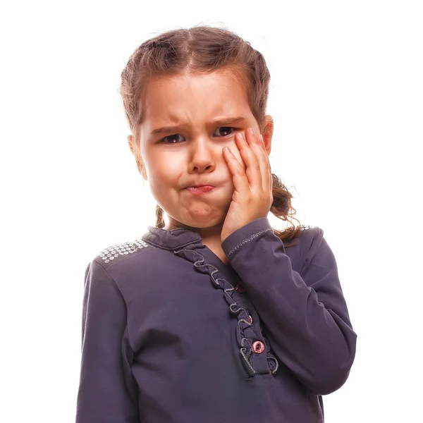 Petite fille enfant ont mal aux dents, des émotions de mal de dents grande joue gonflée isolé sur fond blanc — Photo