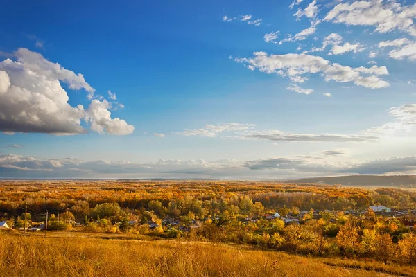 Ρωσικό χωριό τοπίο φθινόπωρο όμορφο μπλε ουρανό, πράσινο γρασίδι — Φωτογραφία Αρχείου