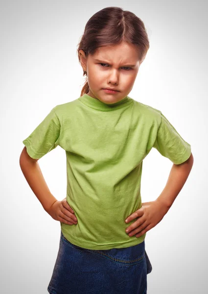 Arrabbiato bambini ragazza malvagia mostra pugni sperimentando rabbia emozione sfondo — Foto Stock