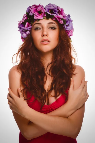 Meisje krullend vrouw brunette in bloemen krans emotie achtergrond — Stockfoto