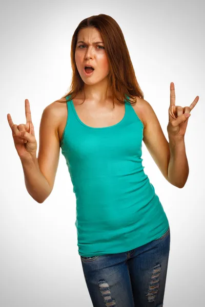 Kobieta pokazuje znak diabła rock metal dziewczyna w dżinsy emocji backgrou — Zdjęcie stockowe