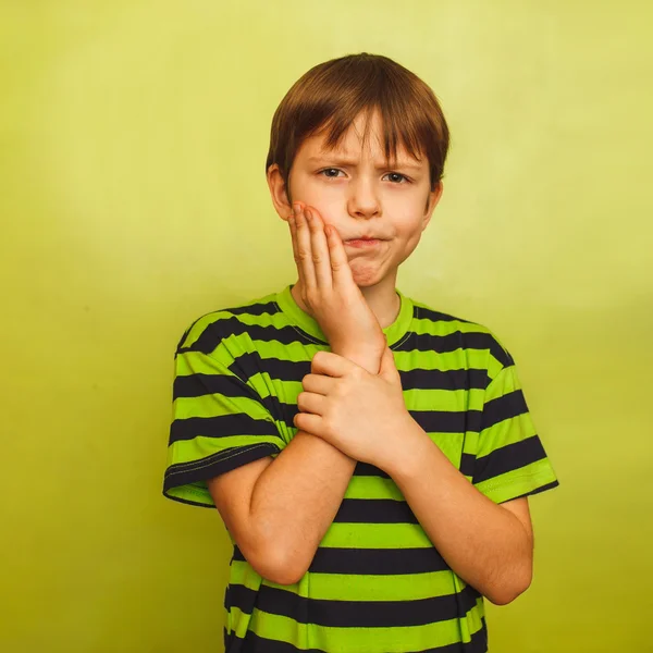 Kleine Junge Kind Zahnschmerzen im Mund, Zahnschmerzen, hält hallo — Stockfoto