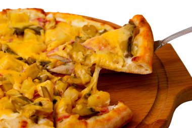 ahşap tepsi izole iştah açıcı mantar pizza peyniri