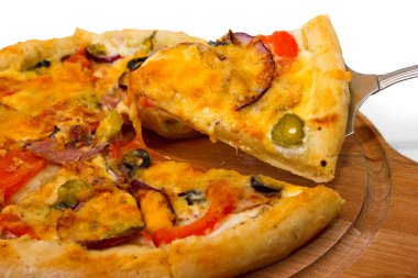 iştah açıcı pizza peyniri ahşap bir tepsi üzerinde beyaz backg izole.