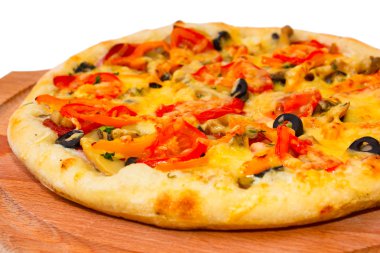 iştah açıcı, ahşap tepsi peynirli pizza kapatmak beyaz backg