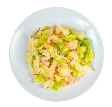 Beyaz arka plan üzerinde kırpma yolunu izole elma karides salatası