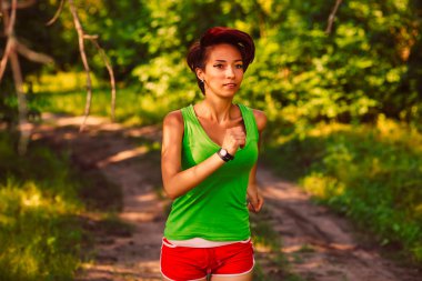 güzel sağlıklı çalışan genç esmer kadın atlet bir ou çalışan