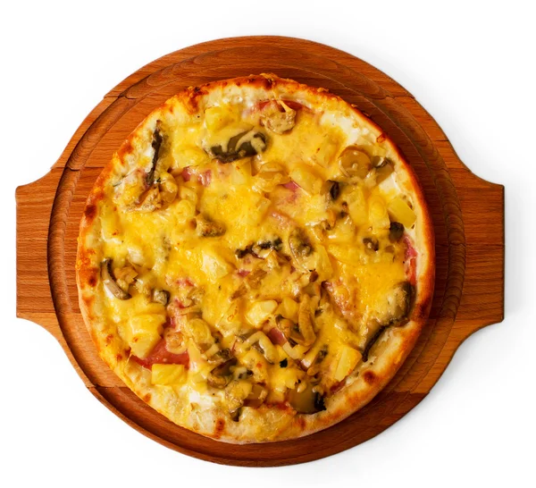 Champignons appétissants pizza fromage plateau en bois isolé sur whi — Photo