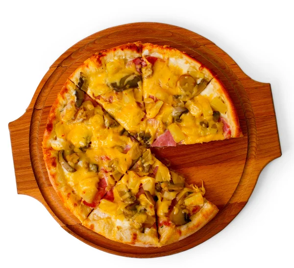 Bandeja de madera de queso de pizza apetecible aislada en fondo blanco —  Fotos de Stock