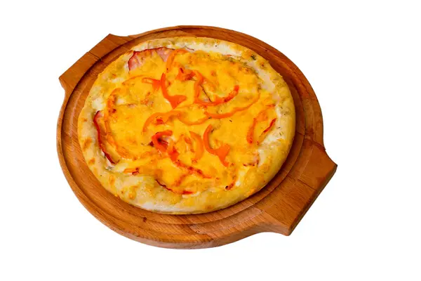 Bandeja de madera de queso de pizza apetecible aislada en blanco —  Fotos de Stock