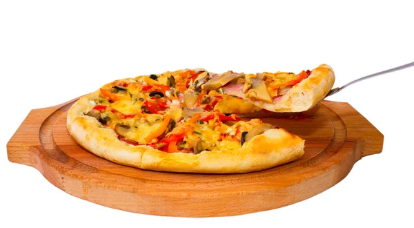 Iştah açıcı bir ahşap tepsi yakın kesme parçasına peynirli pizza — Stok fotoğraf