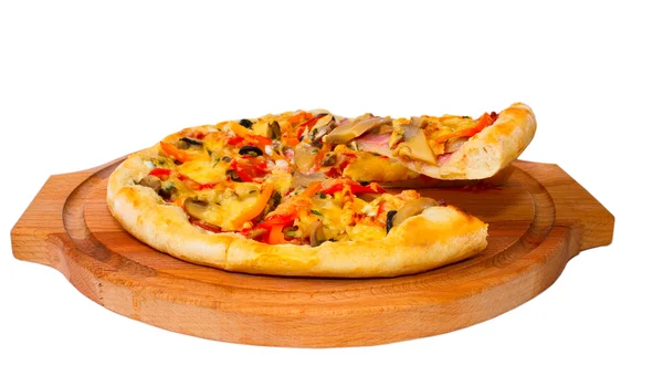 La pizza apetitosa con el queso sobre el pedazo cortado de la bandeja de madera cierren —  Fotos de Stock