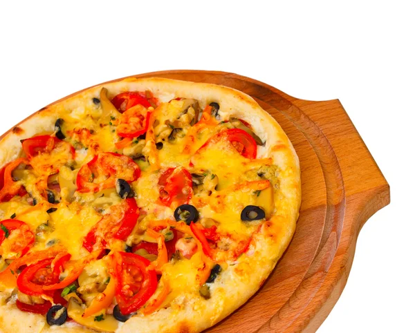 Iştah açıcı, ahşap tepsi peynirli pizza yakın çekim — Stok fotoğraf
