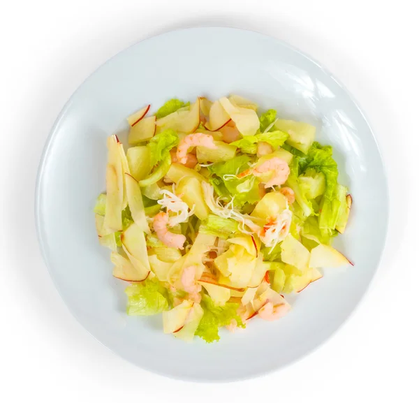 Salade de crevettes aux pommes isolée sur fond blanc — Photo
