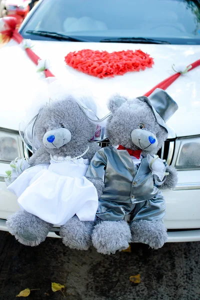 Urso brinquedos para decoração do carro de casamento — Fotografia de Stock