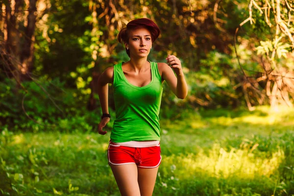 Bonito saudável corre jovem morena mulher atleta uma corrida ou — Fotografia de Stock