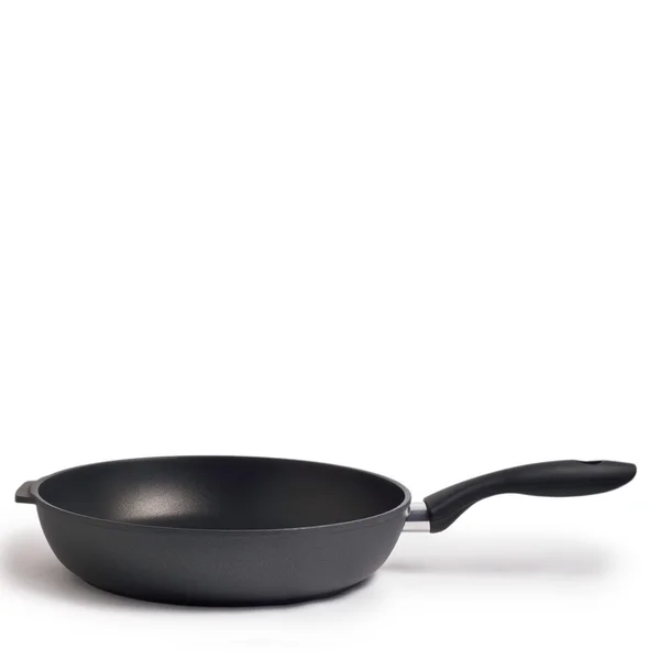 Чорна кухонна сковорода ізольована — стокове фото