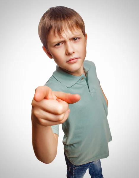 Boos jongen jongen toont zijn vinger naar scherm kwaad is geïsoleerd op een w — Stockfoto