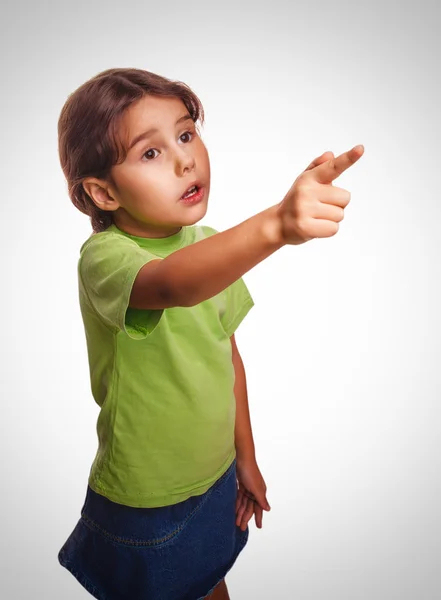 Niña mirando hacia arriba mostrando la emoción del pulgar aislado fondo t —  Fotos de Stock