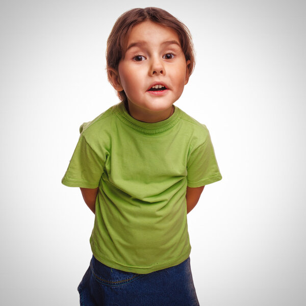 Маленькая девочка клянется эмоции оказываются изолированы на белом backgr
