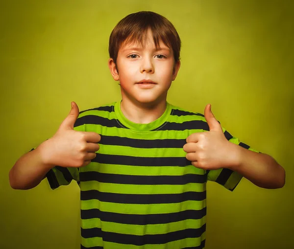 Blonde boy kid in shirt holding thumbs up, showing sign yes emot — Stock Photo, Image