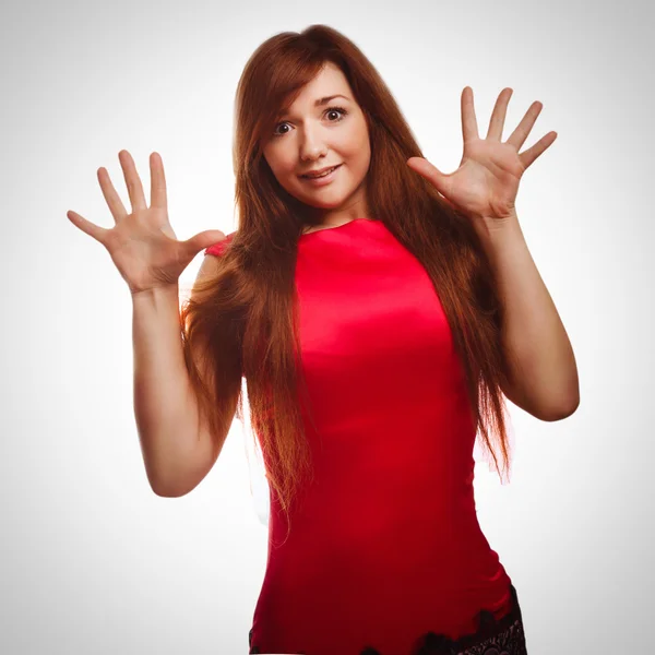 Opgewonden meisje verrast brunette vrouw gooit zijn handen geopend — Stockfoto