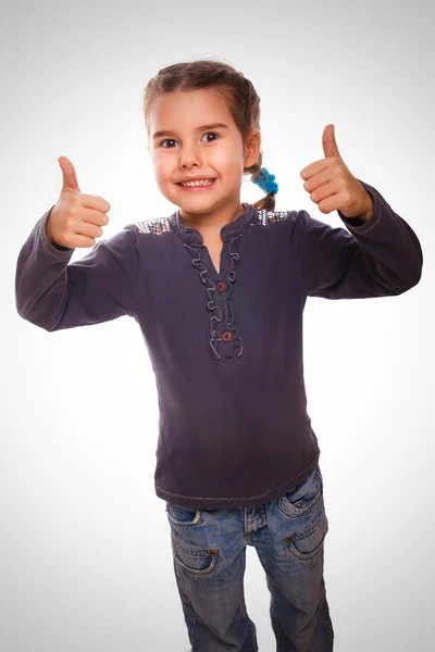 Dziecko dziewczynka podniósł jej kciuki do góry na białym tle uśmiechający się symbol wskazuje — Zdjęcie stockowe
