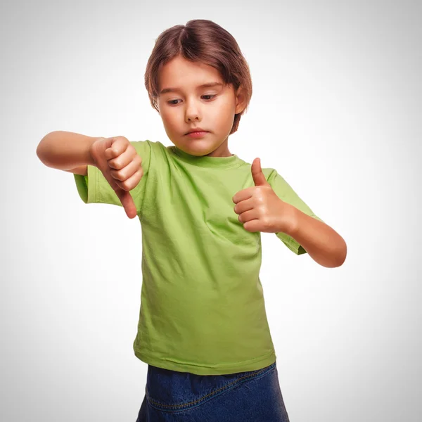 Babymeisje toont teken Ja geen gebaar geïsoleerd op witte bac — Stockfoto