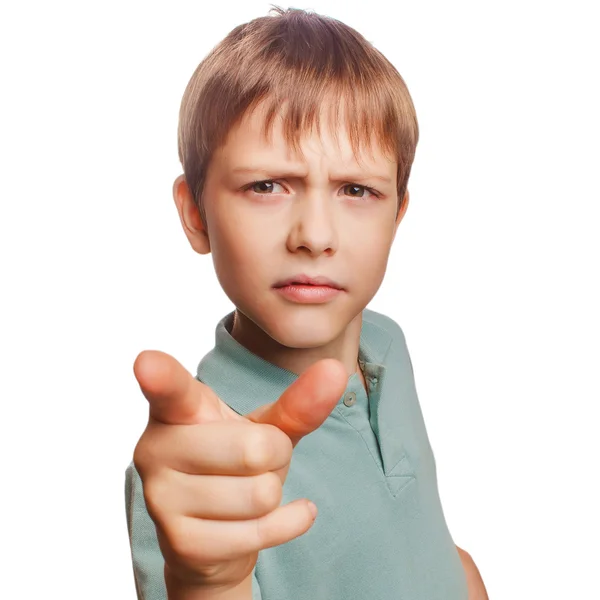 Enojado chico muestra su dedo a la pantalla el mal se aísla en blanco b — Foto de Stock
