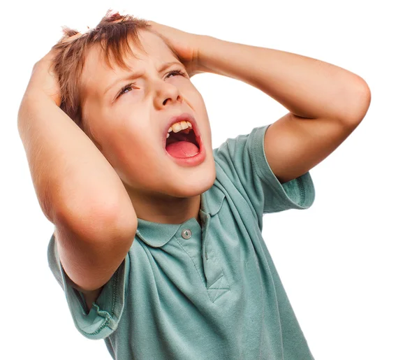 Bambino ragazzo sconvolto urlo arrabbiato produce volto malvagio ritratto isolato — Foto Stock