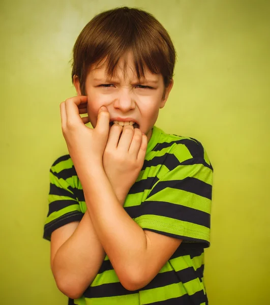 Bambino ragazzo adolescente si sente paura ansia cattiva abitudine mordere — Foto Stock