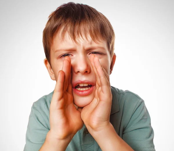Chłopiec dzieci nastolatek wywołanie krzyki krzyki otworzył swoje usta na białym tle — Zdjęcie stockowe