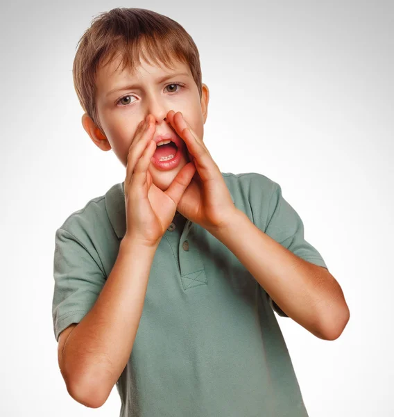 Menino adolescente chamando crianças gritos gritos abriu a boca isolado — Fotografia de Stock