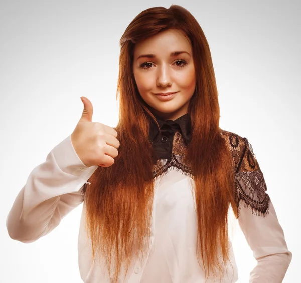 Емоційна жінка молода брюнетка показує знак позитиву, так що пальці — стокове фото