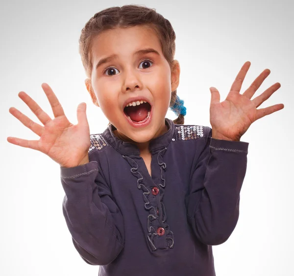 Małe dziecko dziewczyna krzyczy zaskoczony, zdziwiony podekscytowany rzuca się Witam — Zdjęcie stockowe