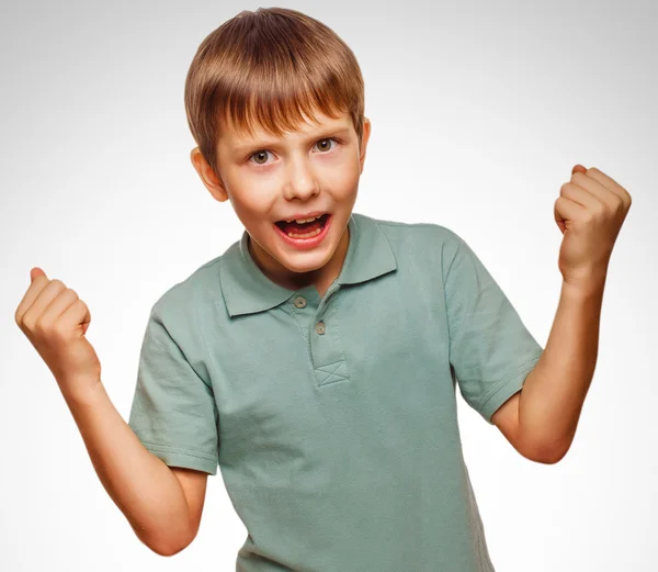 ティーン興奮して幸せな 10 代の少年は彼の手を示していますので拳します。 — ストック写真