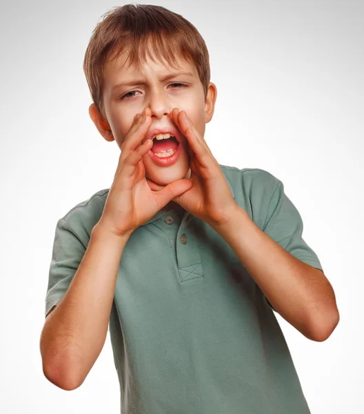 Adolescent garçon enfants appeler cris crie ouvert sa bouche isolé — Photo