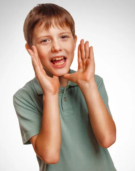 Nastolatek wywołanie chłopiec dzieci woła że krzyki otworzył swoje usta na białym tle — Zdjęcie stockowe