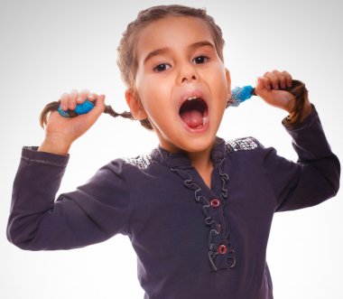 küçük kız çığlık atan çocuk beyaz b izole ağzını açtı