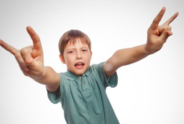 tiener jongen toont gebaar handen metalen rock duivel geïsoleerd op wh