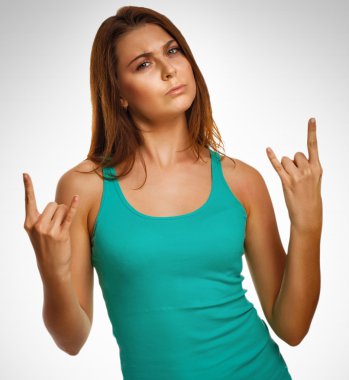 Jeans whit üzerinde izole kadın kız gösterir işaret şeytan rock metal
