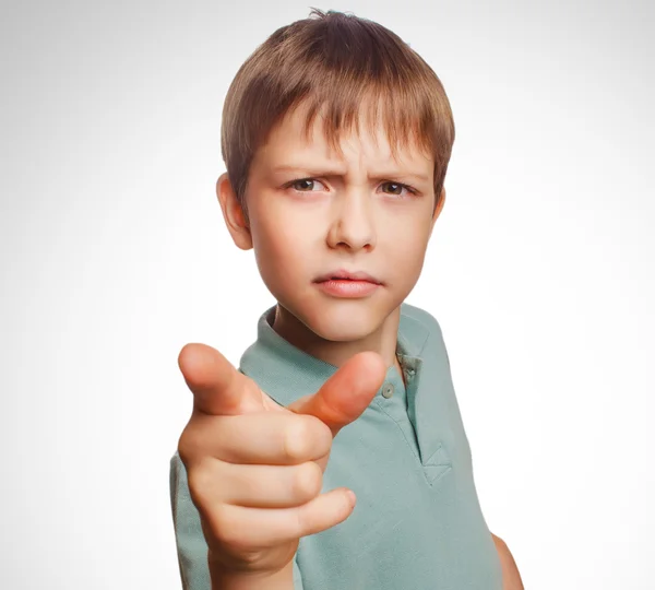Kızgın çocuğun parmağını ekran kötü gösteren beyaz b izole — Stok fotoğraf
