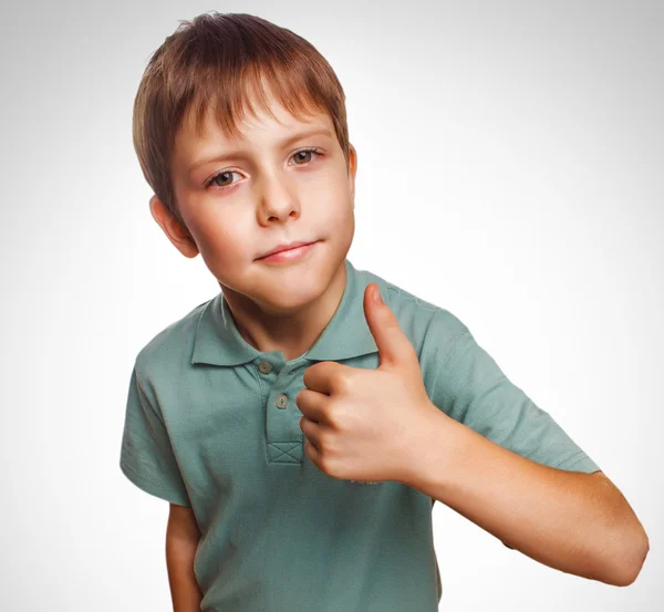 Blond pojke kid i blå skjorta håller tummen upp, ja visar tecken — Stockfoto