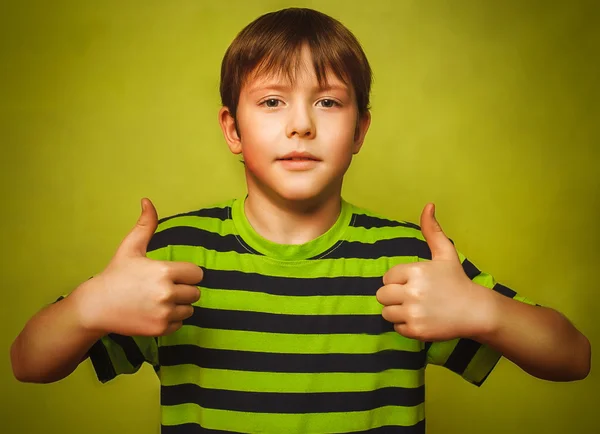 Ragazzo biondo in camicia tenendo i pollici in alto, mostrando segno sì emot — Foto Stock