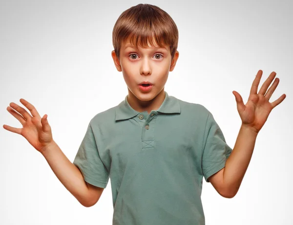 Chłopak podniósł jego ręce się dziecko nastolatek zaskoczony na białym tle emocji — Zdjęcie stockowe