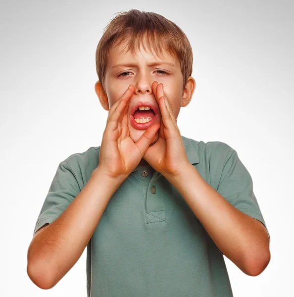 Chico adolescente niños llamando gritos abrió su boca aislado —  Fotos de Stock