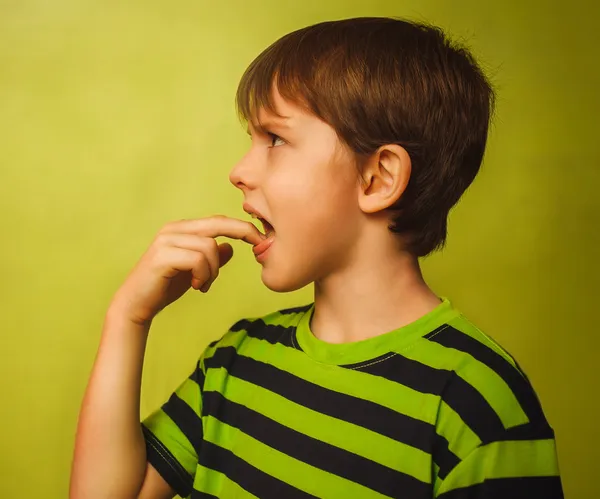 嘔吐げっぷ、拒食症 fing 中毒子供 10 代の男の子 — ストック写真