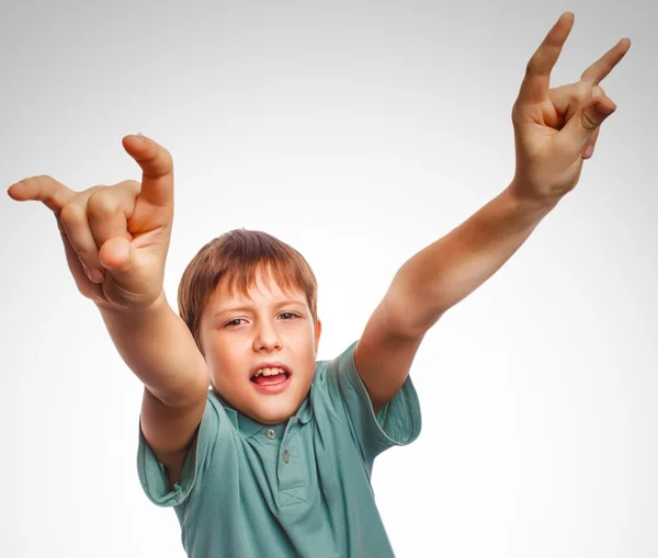 Nastolatek chłopiec dziecko pokazuje gest ręce diabeł metal rock na białym tle o — Zdjęcie stockowe