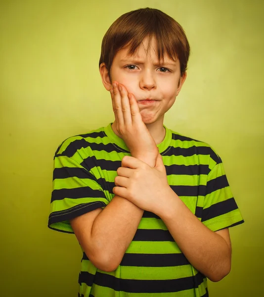 Niño pequeño dolor de muelas dolor en la boca, dolor dental, celebración de hola — Foto de Stock